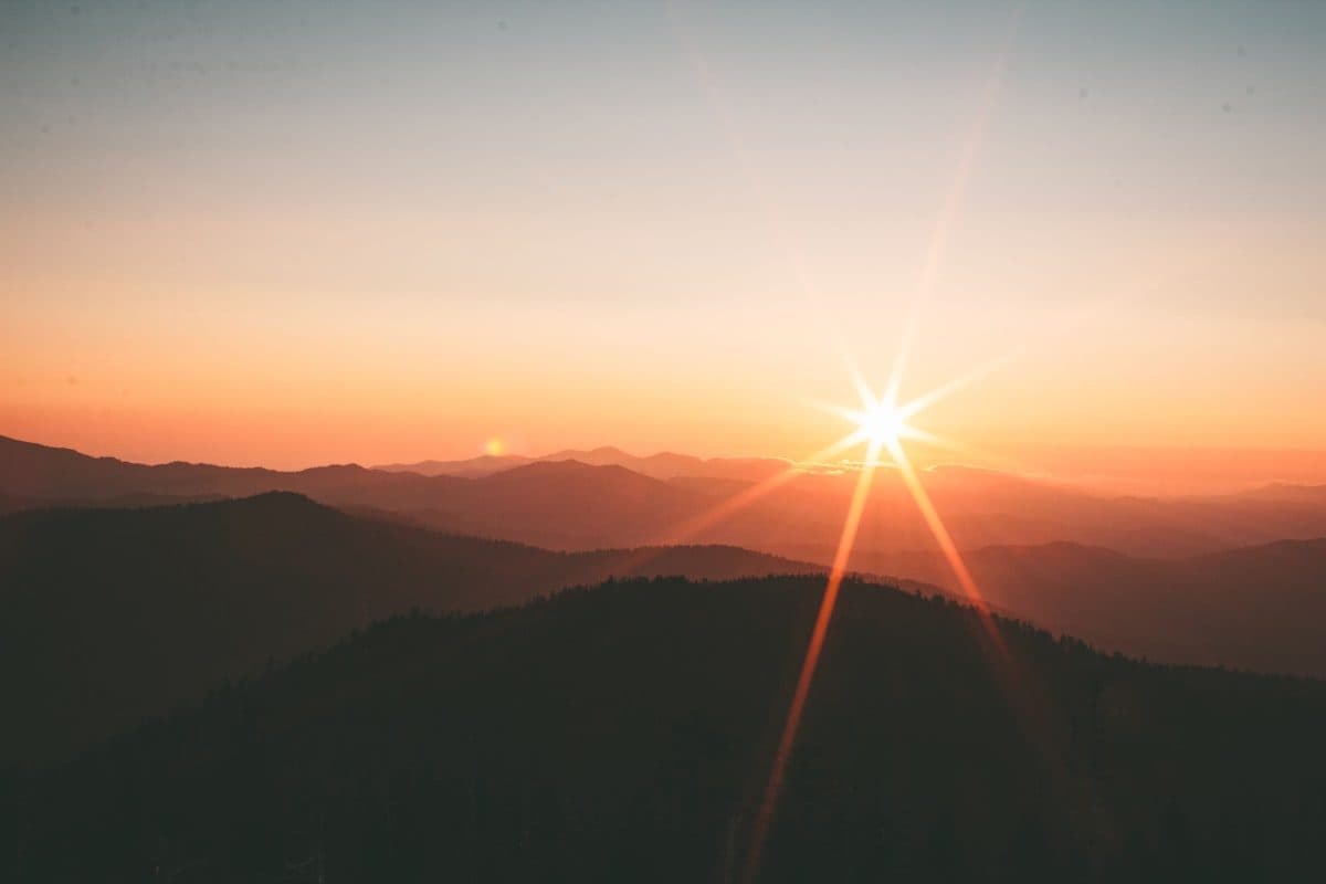 Lever de soleil sur les montagnes