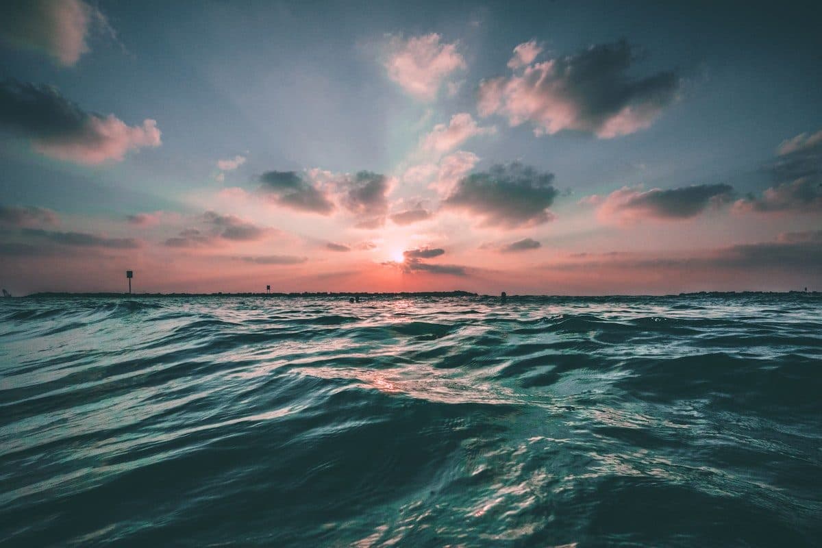 Mer calme au coucher du soleil