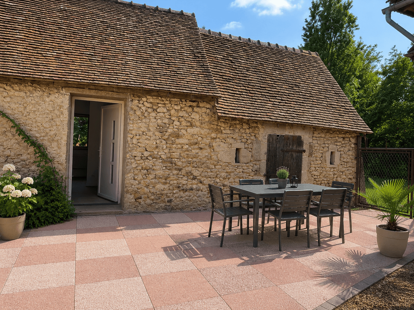 Terrasse et bâtisse en pierre du Centre HUT